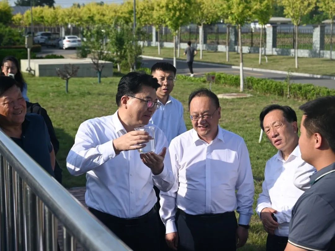 在匯通公司建設(shè)運(yùn)營(yíng)的污水處理廠實(shí)地調(diào)研