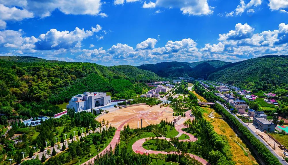 南梁，这片地处子午岭山脚下的绿意盎然之地，在历史的长河中，曾以红色的火焰燃烧革命激情。今天，郁郁葱葱的树林以及沟、川、塬、峁、梁等多样化的地形，共同构成了一望无际的绿色海洋。