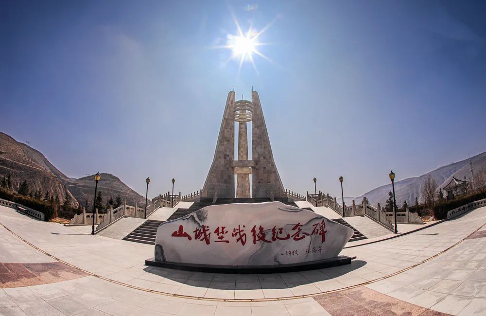 被誉为“长征最后一战”的山城堡战役纪念园，2017年，被批准为全国爱国主义教育示范基地。这里，不仅承载着革命历史的厚重，更蕴藏着先烈们艰苦卓绝的奋斗历程和那些感人至深的故事。尽管历史的创伤已经远去，但每当人们踏入这片圣地，仿佛能穿越时空，重返那段战火纷飞、浴血奋战的峥嵘岁月。 