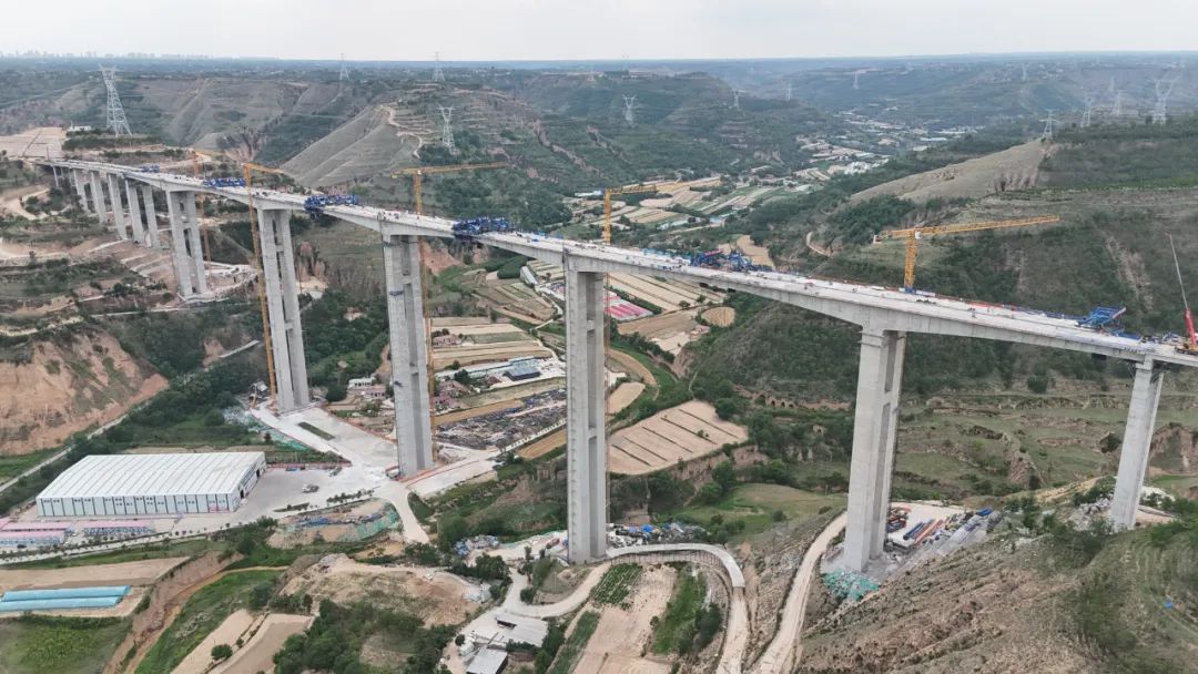 G309线西合公路项目建成通车后，这条横贯陇东的交通动脉将进一步完善区域路网结构，对于深入贯彻落实交通强国战略，构建庆阳综合立体交通网络，助推庆阳建设陇东综合能源化工基地，绿色计算中心和陕甘宁毗邻地区区域性中心城市意义重大。届时，庆阳市合水县、西峰区两地通行时间由原来的一小时缩短为30分钟。