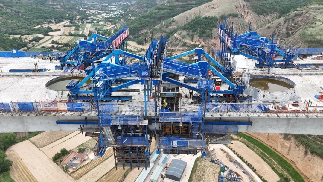 据了解，截至目前，G309线西合公路完成项目总产值的76%，其中桥涵工程完成94%，路基工程完成85%，路面工程完成16%，预计8月完成全线桥梁合龙贯通，10月底完成全线路面水稳基层施工，漆面层、交安、机电工程紧随其后开展，同步实施服务区收费站房建施工，确保年底前全线通车目标实现。