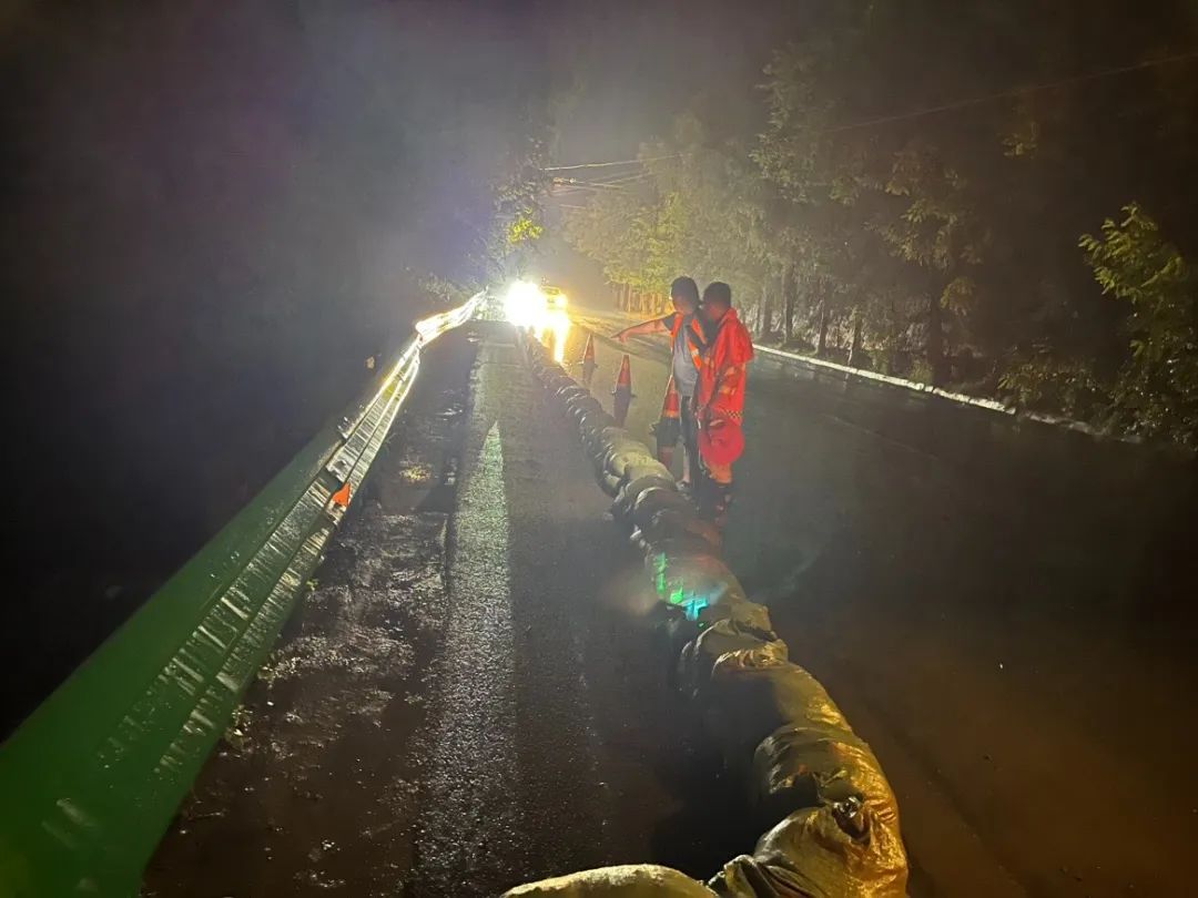 6月29日夜间 ，庆城公路段工作人员在G244线K552+400处堆叠防汛袋阻挡雨水