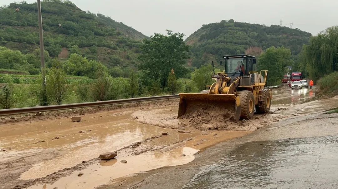 6月29日18时，华池公路段调配机械设备在G244线K486+600处清理道路淤泥