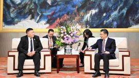 任振鶴會(huì)見(jiàn)蒙古國(guó)戈壁阿爾泰省省長(zhǎng)欽巴特一行