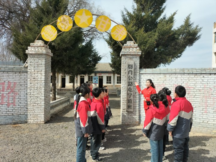 ▲屯字老道班讲解员为屯字小学学生科普老道班故事