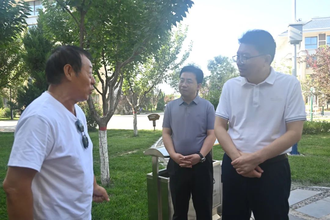赵立新与前来我市旅居养老人员交流