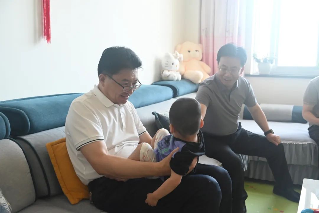 赵立新在市社会福利院看望结对关爱对象