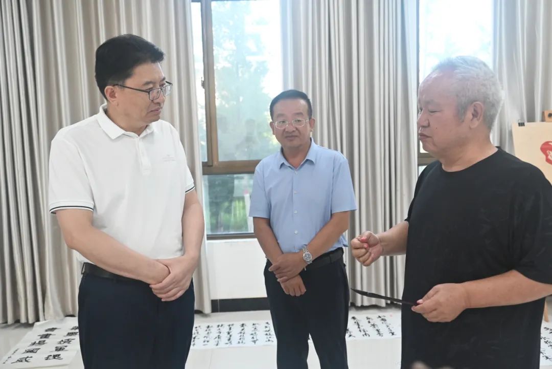 赵立新听取前来我市旅居养老人员的意见建议