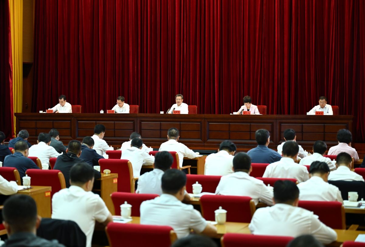 8月27日,省生态及地质灾害避险搬迁工作领导小组第十二次会议暨工作推进会在庆阳市华池县召开,省长、领导小组组长任振鹤出席并讲话。(记者盛学卿)