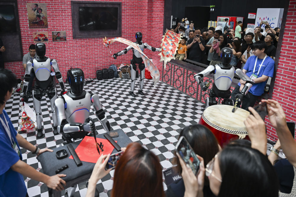 图为2025世界人工智能大会上，机器人进行“才艺”展示（7月29日，新华社记者陈浩明 摄）