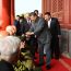 图讯：习近平登上天安门城楼 同抗战老战士老同志代表亲切握手