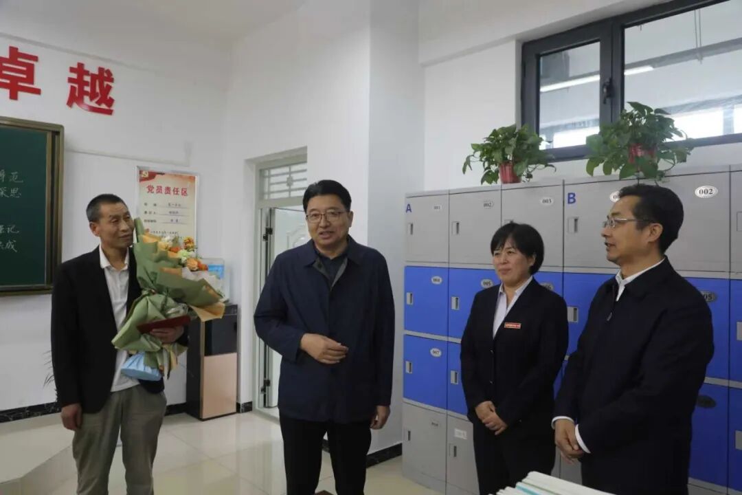 （与庆阳一中教师深入交流）