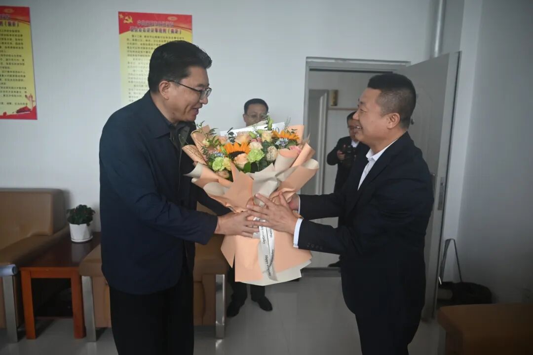 （在庆化学校慰问优秀教师代表马海庚）
