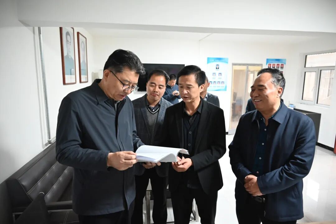 调研温泉镇八里庙村“东数西算”产业园人大代表联络站