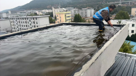 樓頂漏水居民急 社區(qū)疏堵解民憂 ——東城社區(qū)干部冒雨搶修獲點贊