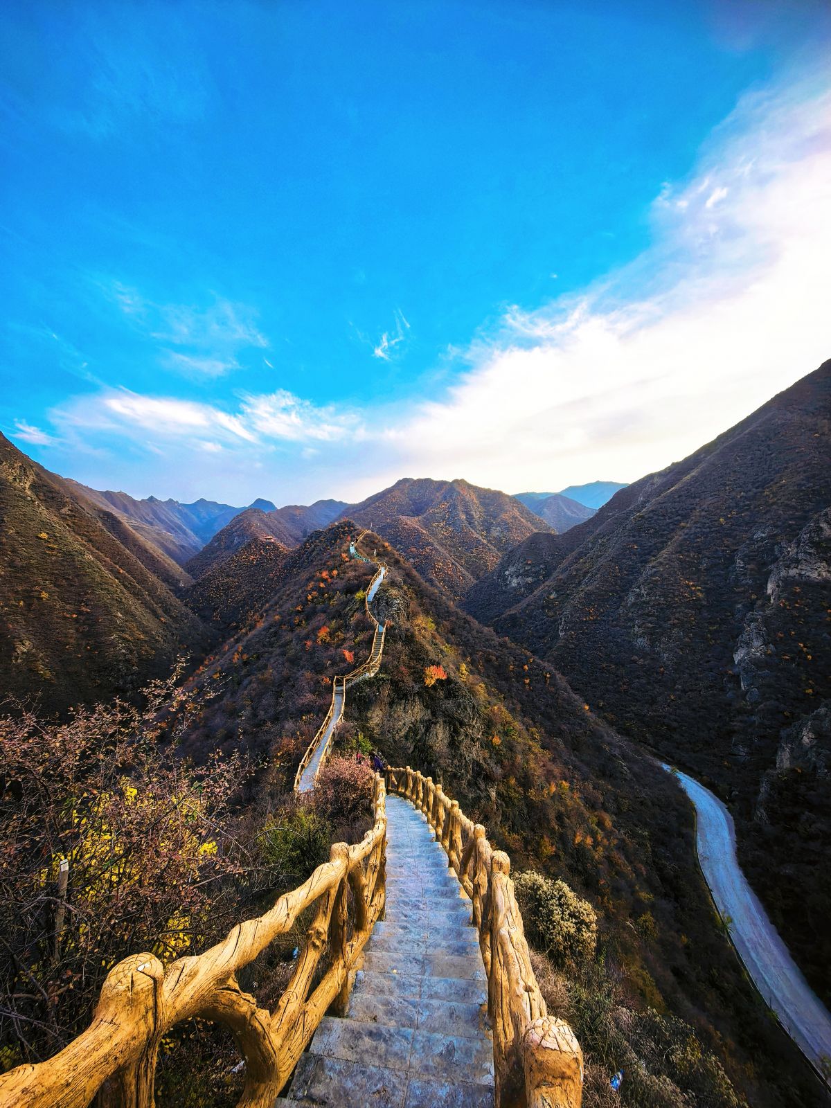 位于兰州市西固区与永靖县交界处的抱龙山 摄影师/罗显斌