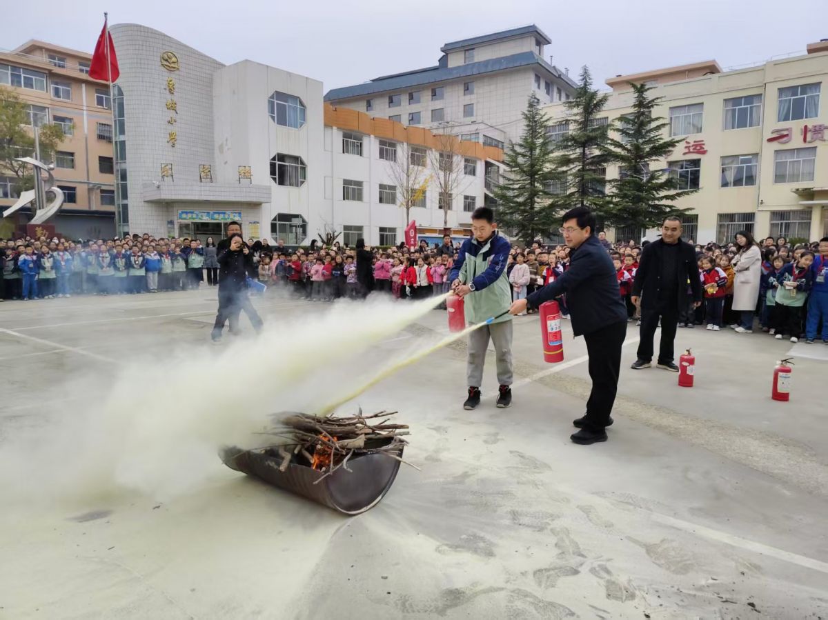 庆城小学2300多名师生模拟消防安全活动现场