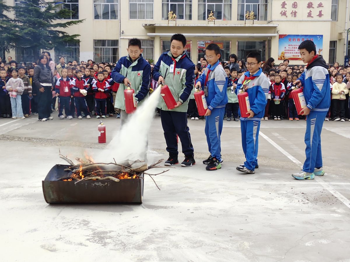 庆城小学2300多名师生模拟消防安全活动现场
