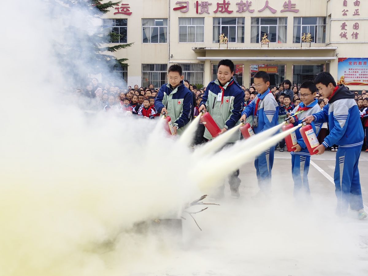 庆城小学2300多名师生模拟消防安全活动现场