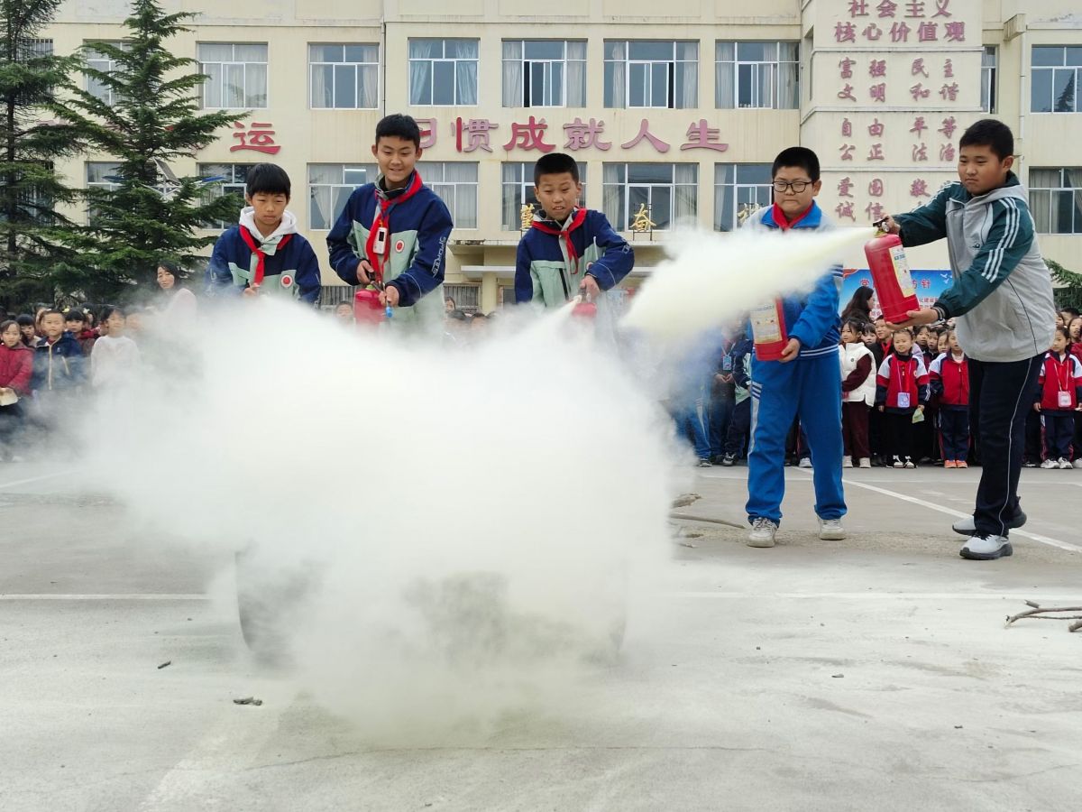 庆城小学2300多名师生模拟消防安全活动现场