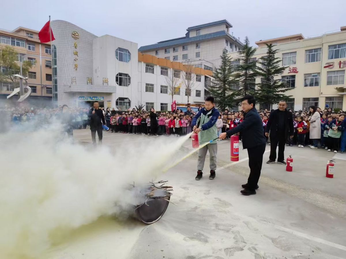 庆城小学2300多名师生模拟消防安全活动现场