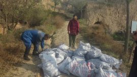 长庆桥镇：为特困家庭送煤炭 确保困难群众温暖过冬