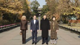 習(xí)近平同法國(guó)總統(tǒng)馬克龍?jiān)诔啥歼M(jìn)行友好交流