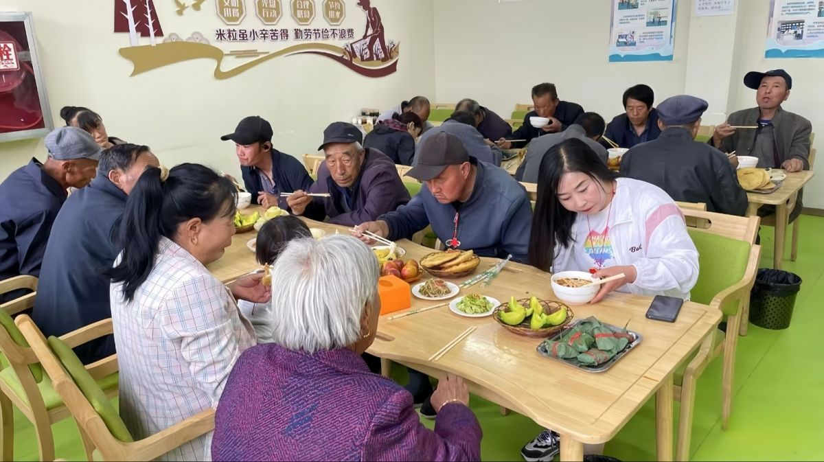 节日送暖,情暖人心。宁县多部门来到残疾人日托中心,陪伴他们度过温馨时光