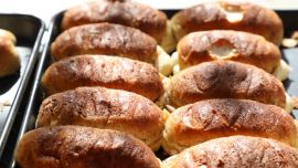 焦村小伙街头卖面包