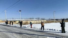 瓦斜干群齊上陣 掃雪除冰保通暢