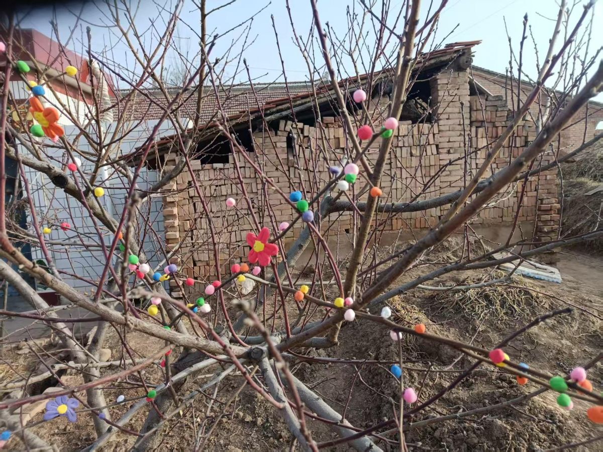 過年九子歌
菜籃子，面袋子，果盤子，菜碟子，酒杯子，竹筷子，新票子，紅對子，還有娃娃?；钭樱@子那子少不了。