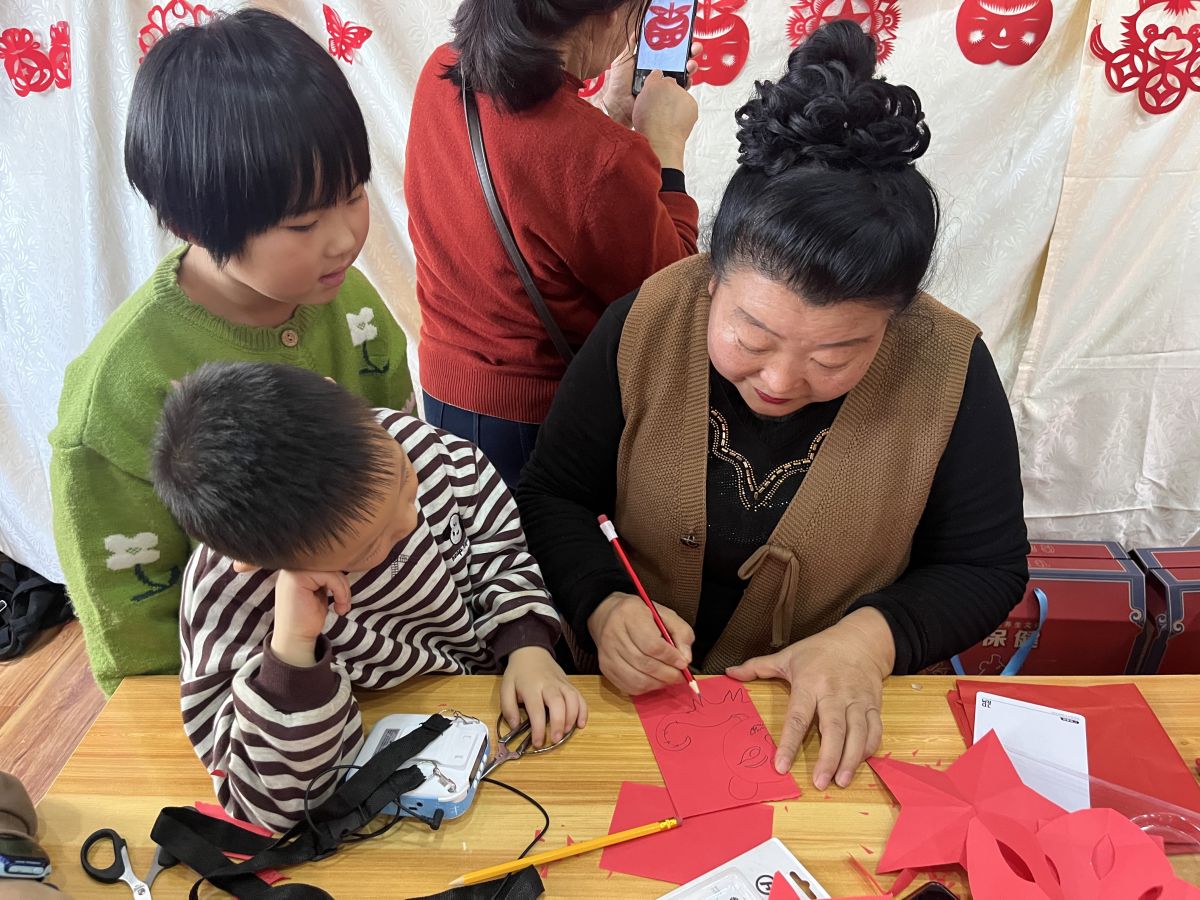 庆城县文化馆举办&ldquo;非遗贺新春 传承中国红&rdquo;剪纸技艺培训