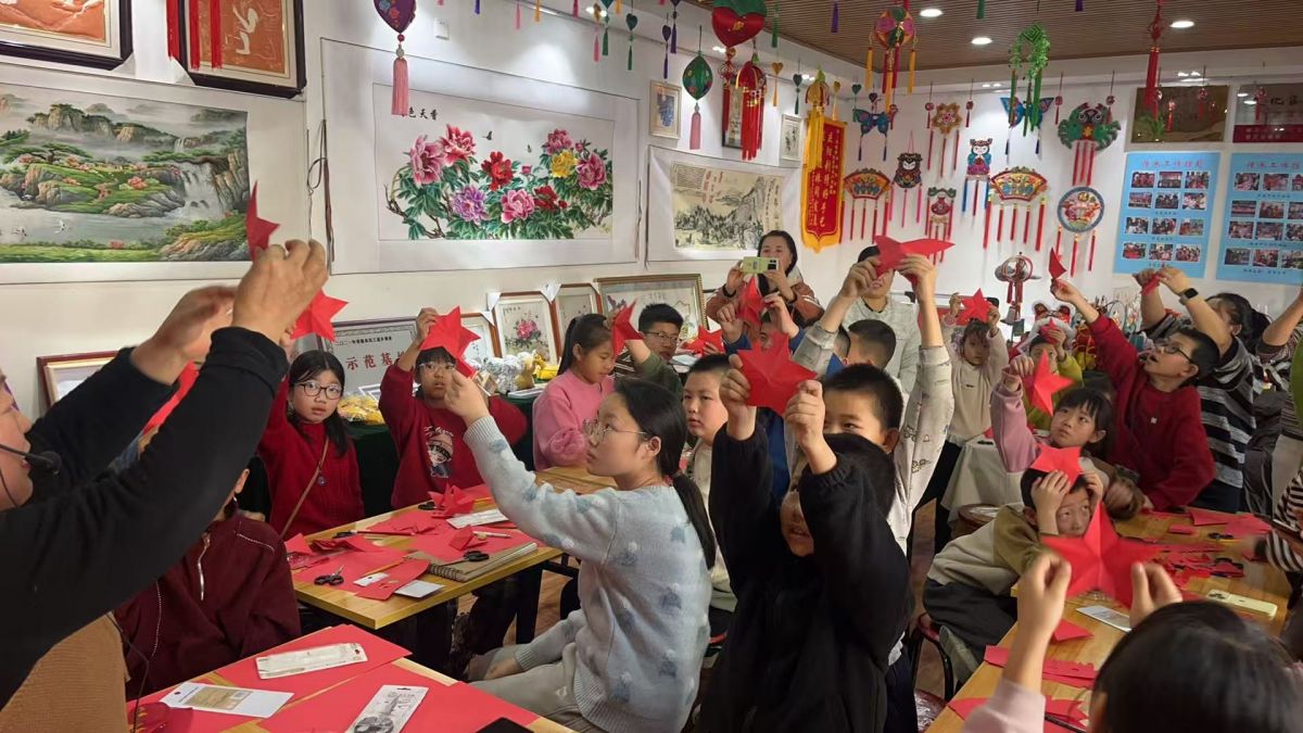 庆城县文化馆举办&ldquo;非遗贺新春 传承中国红&rdquo;剪纸技艺培训