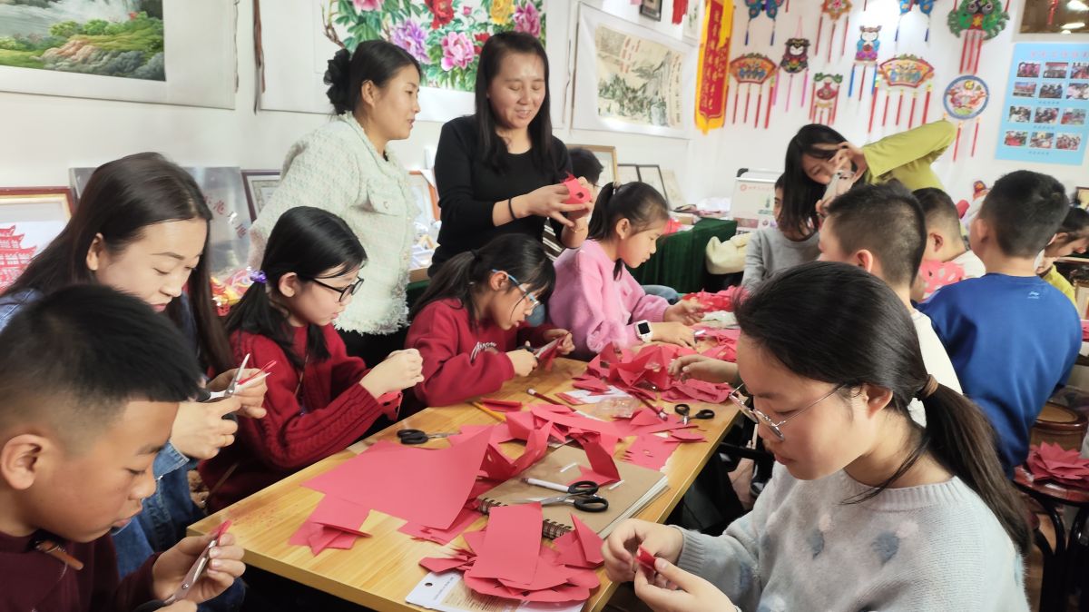 庆城县文化馆举办&ldquo;非遗贺新春 传承中国红&rdquo;剪纸技艺培训