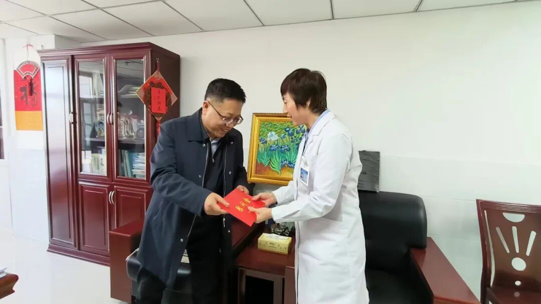 走访慰问医疗卫生专家唐秀琴