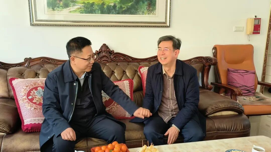 走访慰问老干部董建镇