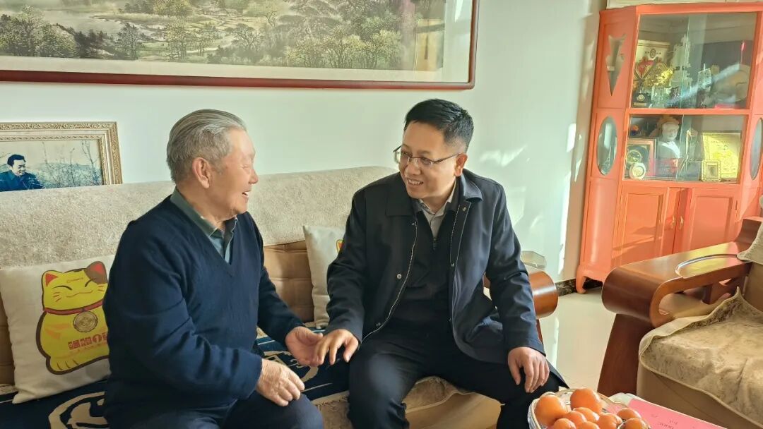 走访慰问老干部薛亮云