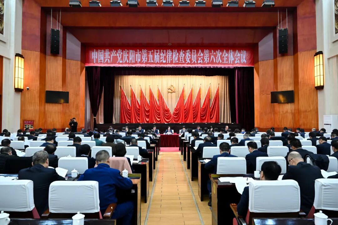 全会举行第二次大会，市委常委、市纪委书记、市监委主任崔锦云代表市纪委常委会作工作报告。