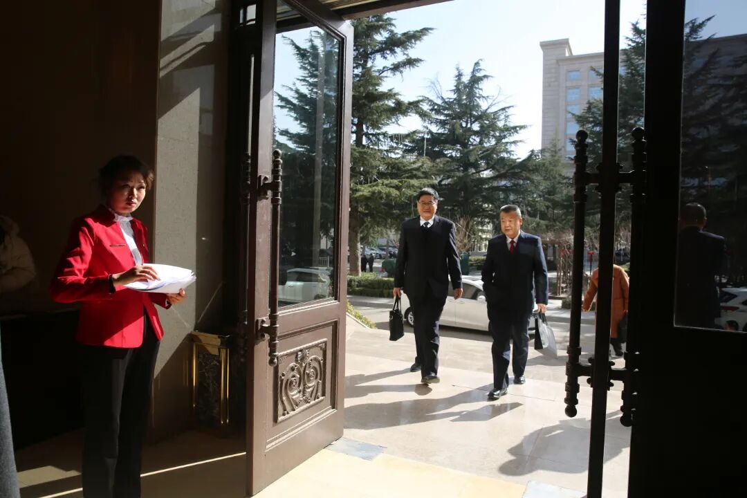 与会人员步入会场