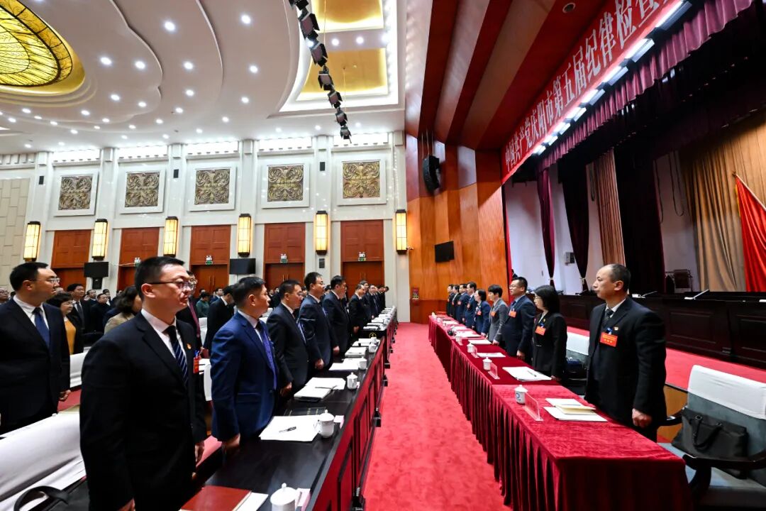 大会在雄壮的国际歌声中胜利闭幕