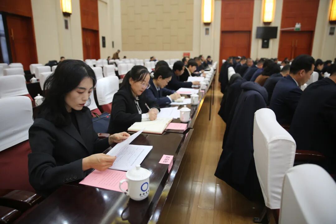 在峰市监委特约监察员代表列席会议。