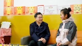 胡昌升春節(jié)前夕慰問(wèn)困難群眾和結(jié)對(duì)幫扶孤兒時(shí)強(qiáng)調(diào) 牢記民生為大做實(shí)關(guān)愛(ài)幫扶 用心用情托起人民群眾幸福