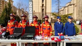 3·5學雷鋒丨慶陽消防在小區(qū)里擺了個“攤”