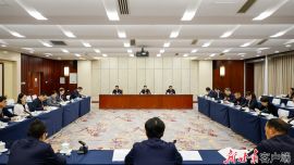 胡昌升在甘肅代表團(tuán)審議全國人大常委會工作報(bào)告、關(guān)于法律清理工作情況 和有關(guān)法律和決定處理意見的報(bào)告時(shí)說 報(bào)告高舉偉大旗幟充滿制度自信 彰顯法治精神飽含為民情懷