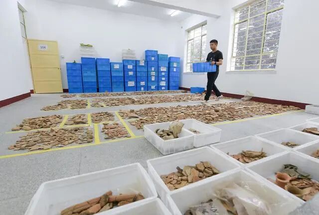 考古工作人員在南佐遺址研究基地整理出土的大量陶片（2022年8月25日攝）二。新華社記者 李賀 攝