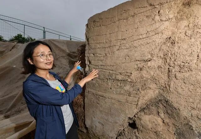 蘭州大學(xué)資源環(huán)境學(xué)院的教師在南佐遺址核心區(qū)大型宮殿建筑發(fā)掘現(xiàn)場進行植物考古研究（2022年8月23日攝）。新華社記者 李賀 攝