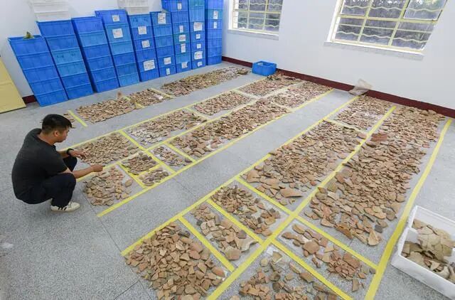 考古工作人員在南佐遺址研究基地整理出土的大量陶片（2022年8月25日攝）。新華社記者 李賀 攝