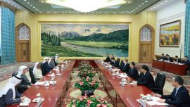 丁薛祥會見阿聯(lián)酋總統(tǒng)中國事務(wù)特使哈勒敦