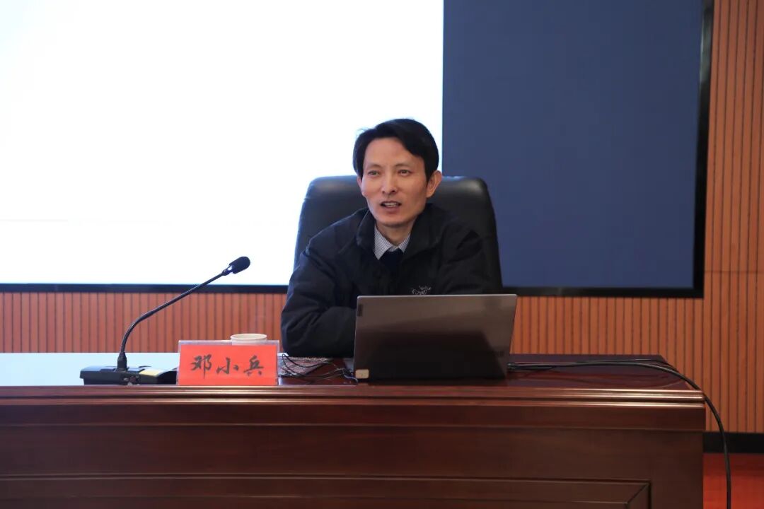 兰州大学法学院教授邓小兵围绕“习近平法治思想”作专题辅导。