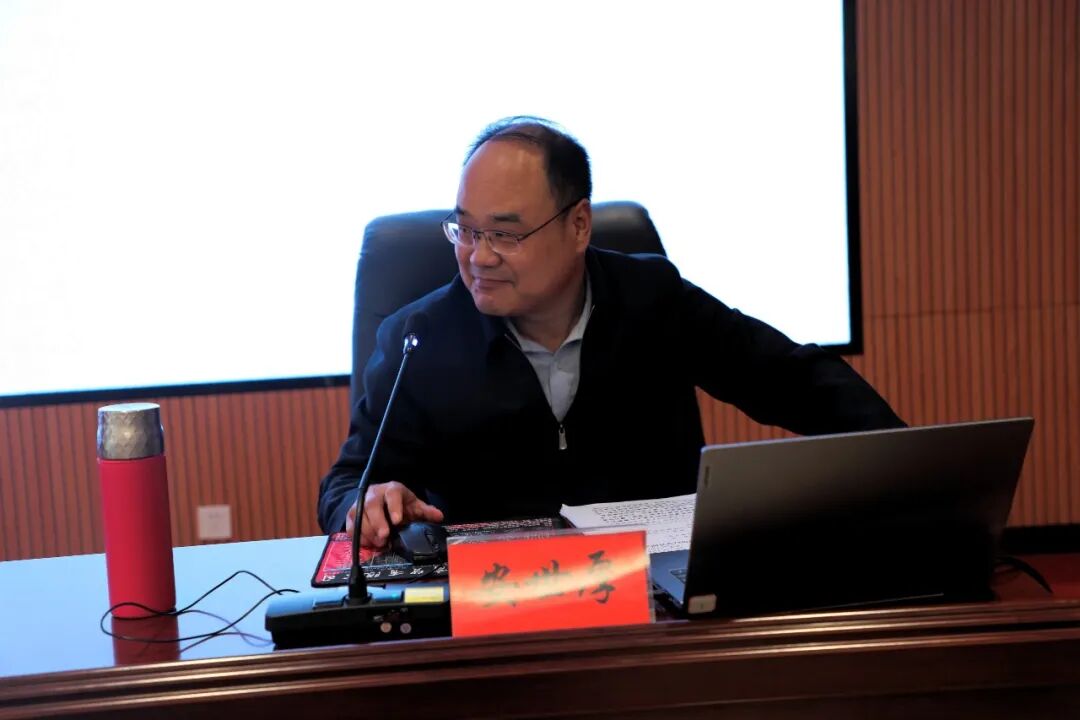 市委宣传部副部长、市委网信办主任安世厚围绕“全媒体时代网络舆论引导与应急管理几个关键问题”,分享舆论引导经验。